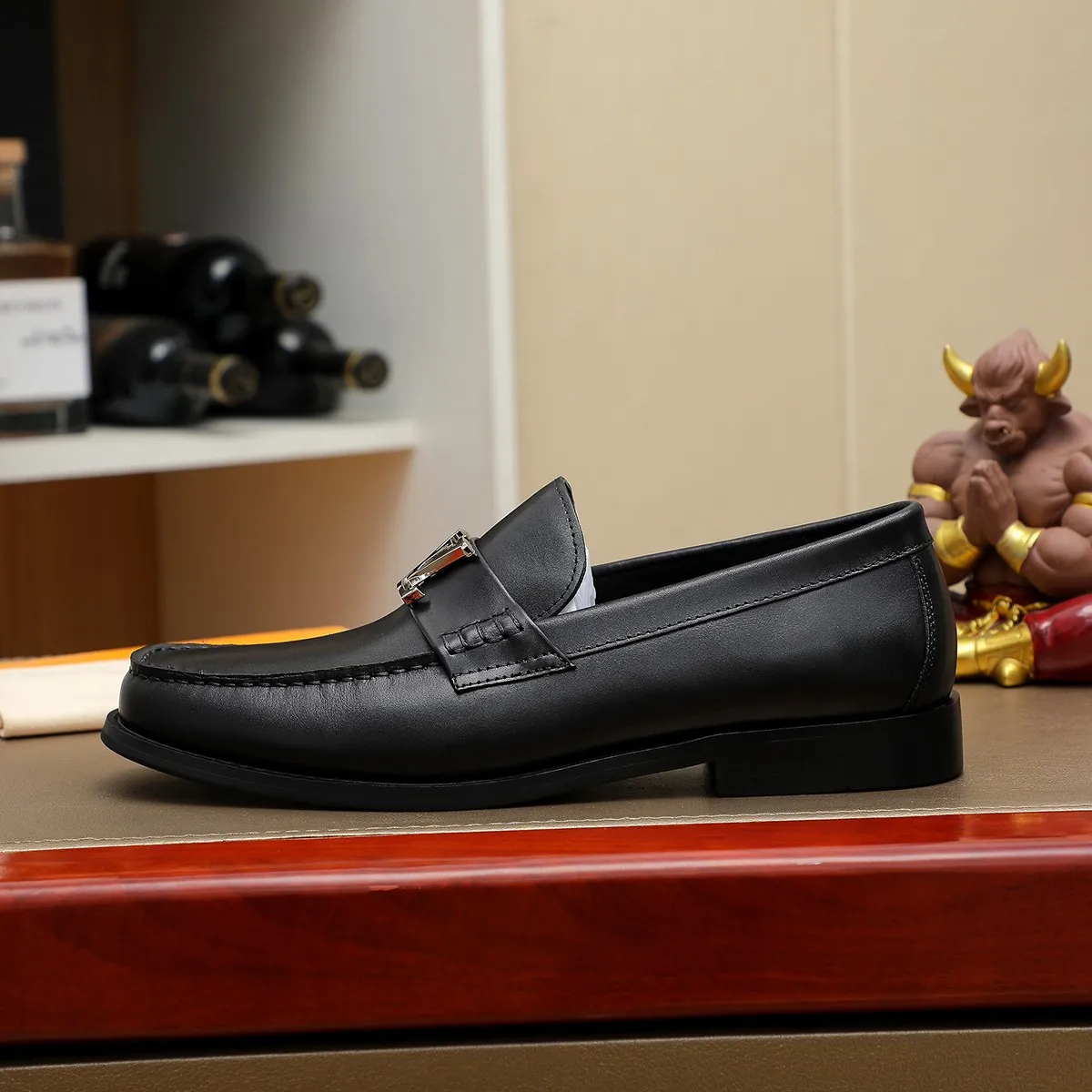 Men's shoes 460 💰 Louis Vuitton LV ® 🆕 model 🔛 full shoe counter, first layer cowhide, 🐂leather lining casual shoes for men, super soft outsole, a must-have for driving. Synchronized with the counter, original first layer cowhide, completely 1:1 mold customization 🌹 top version, color optional! Number: 38-44 (45.46 customized)